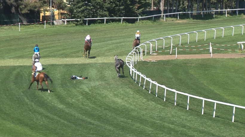 Engelliler Haftası Koşusu’nda Kaza! Jokey Mertcan Çelik Yoğun Bakımda Yaşam Mücadelesi Veriyor