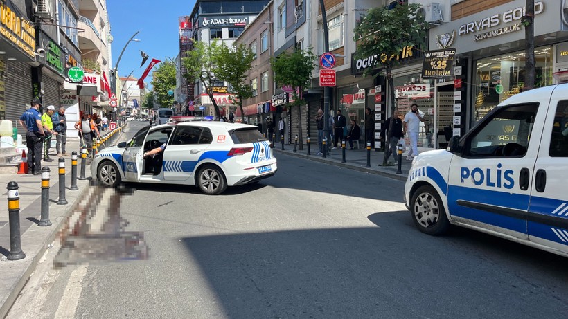 Küçükçekmece'de Feci Kaza: Fenalaşıp Yere Yığılan Adamın Üzerinden Araç Geçti