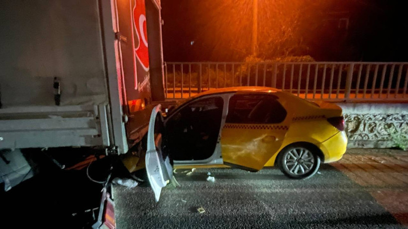 Sakarya'da Korkunç Kaza! Kamyonete Ok Gibi Saplandı