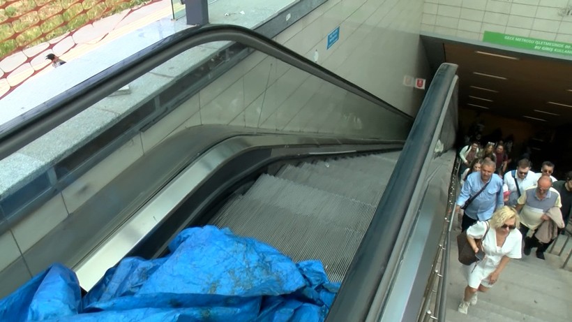 Metroda Yürüyen Merdiven Kırıldı, Faciadan Dönüldü