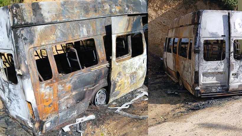 Park Halindeki Minibüs Alev Alev Yandı