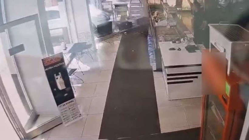 Fren Yerine Gaza Basınca Kasap Dükkanına Daldı