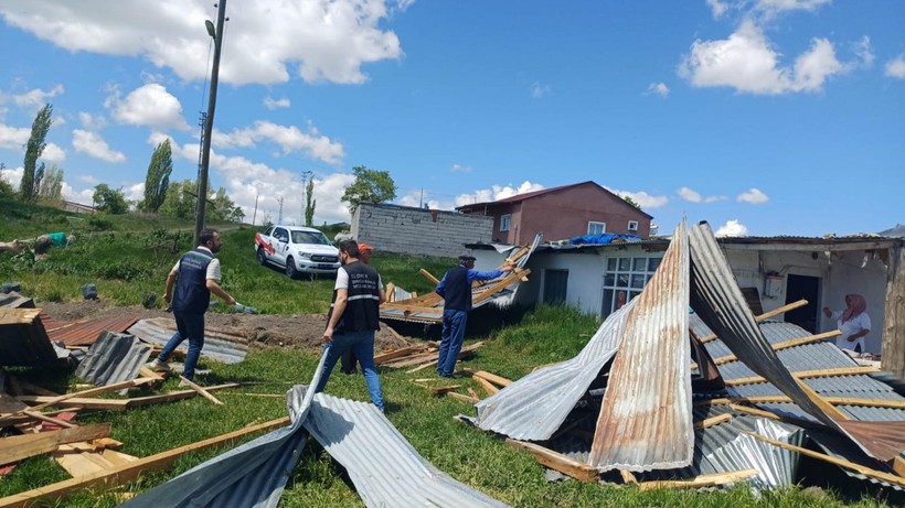 Kars’ta Fırtına Felaketi: 8 Ev ve 3 Ahırın Çatısı Uçtu