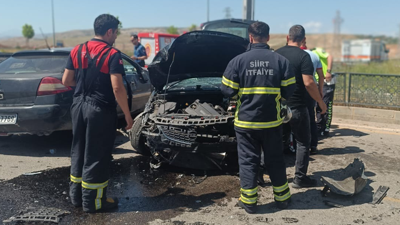 Siirt'te İki Otomobil Kafa Kafaya Çarpıştı! 4 Kişi Hastanelik Oldu