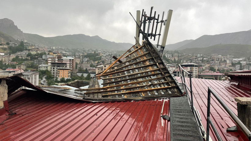 Hakkari’de Fırtına Apartman Çatısına Zarar Verdi
