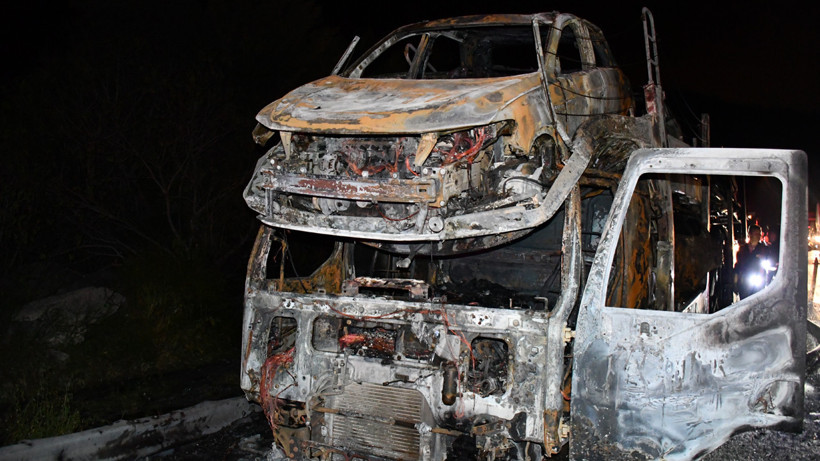 Otomobil Yüklü Tır Seyir Halindeyken Aniden Kül Oldu!