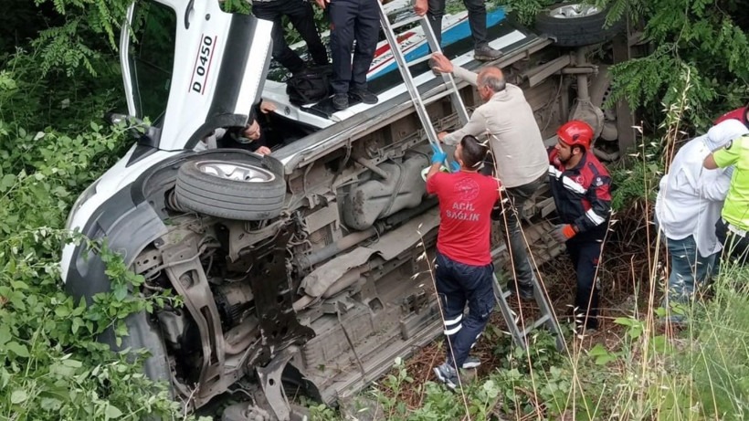 Trabzon'da Şehir İçi Dolmuş Şarampole Yuvarlandı