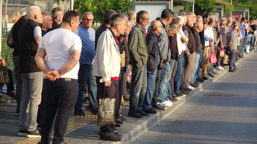 İzmir'de 23 Bin İşçi Grevde: Ulaşımda Büyük Kaos! Duraklarda Metrelerce Kuyruk Oluştu