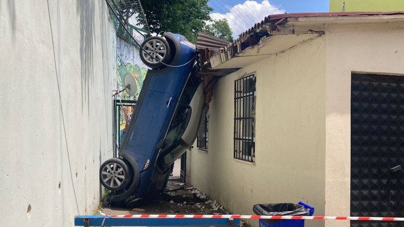 Darıca’da Otomobil İlkokul Bahçesine Uçtu: Sürücü Yaralandı