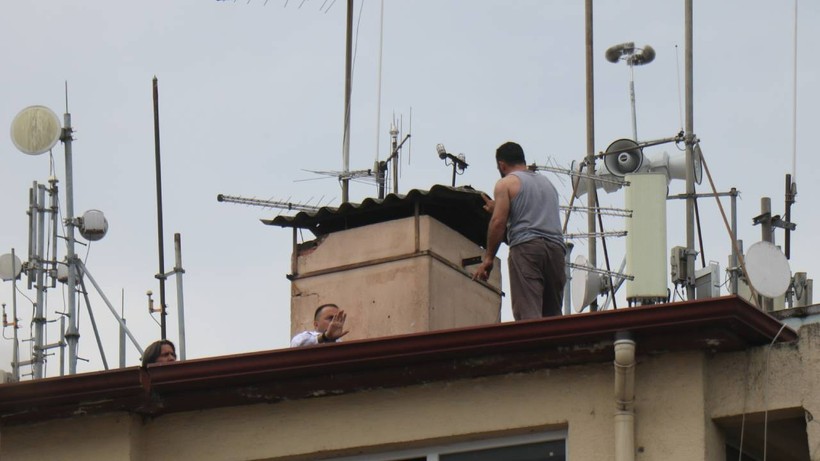 Şehir Şehir Gezip İntihar Girişiminde Bulunuyor... 100'den Fazla Defa Çatıya Çıkan Adam Tekrar İkna Edildi