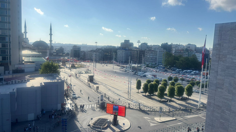 İstiklal Caddesi'ne Çıkan Sokaklara 'Gezi Parkı' Engeli