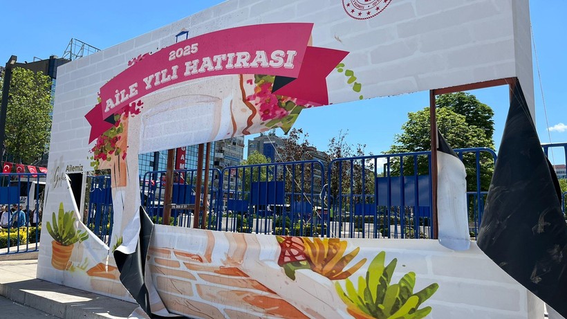 Aile Yılı Panosuna Saldıran Gençlerle 'Toplumsal Farkındalık' Etkinliği
