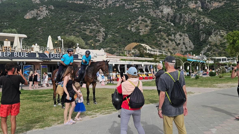 Görenler Telefonuna Sarıldı! Ne Arabalı Ne de Motosikletli… Muğla’da Şaşırtan Güvenlik Timi