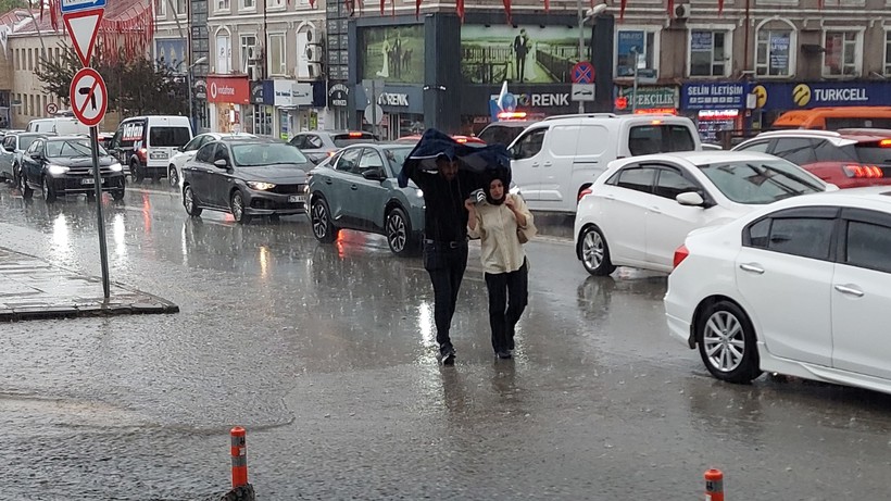 Erzurum’da Sağanak Yağış Hayatı Felç Etti