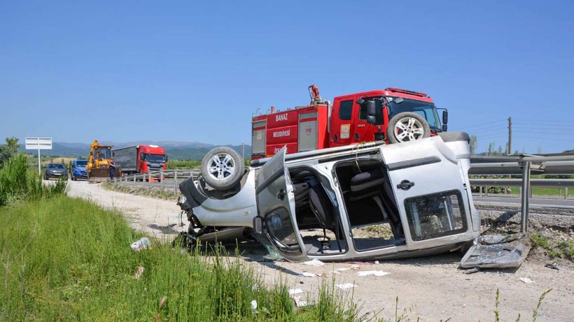Hafif Ticari Araç Devrildi 2'si Çocuk 5 Kişi Yaralandı