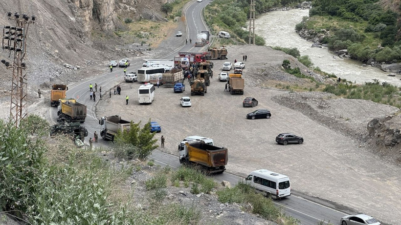 Hakkari'de Askerleri Taşıyan Midibüs Devrildi: 12 Yaralı