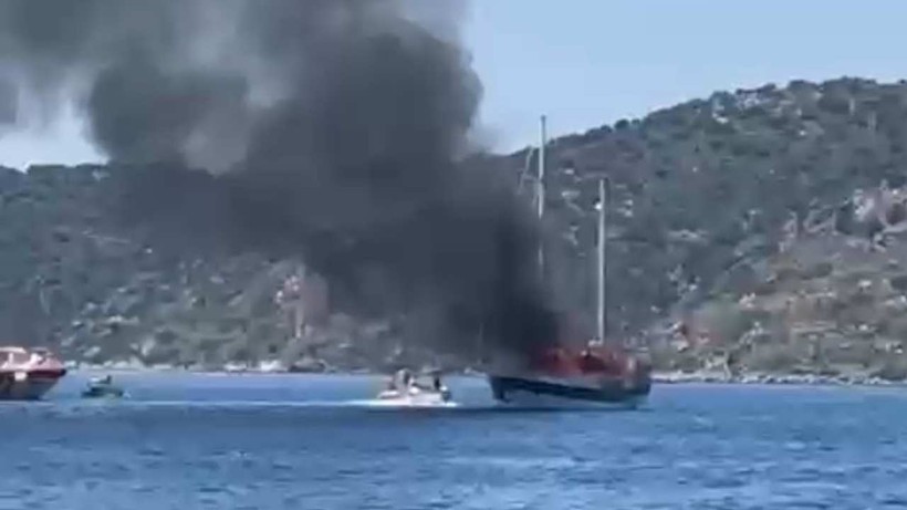 Bozburun’da Teknede Yangın: Açığa Alınan Tekne Battı
