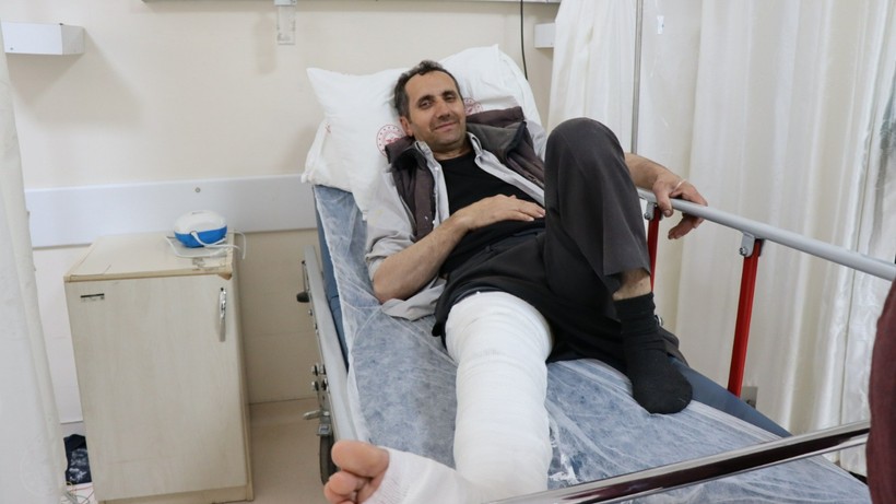 Üzerine Kurbanlık Düştü, Ayağı Kırıldı