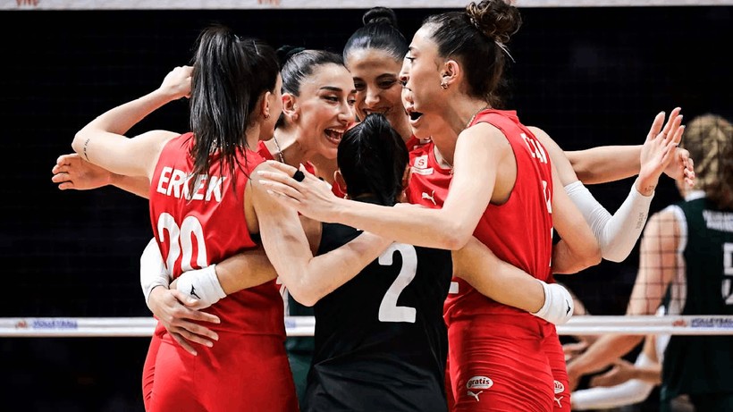 Nefes Kesen Maçta Zafer Bizim! Hande Baladın Yıldızlaştı, Filenin Sultanları Polonya'yı Devirdi