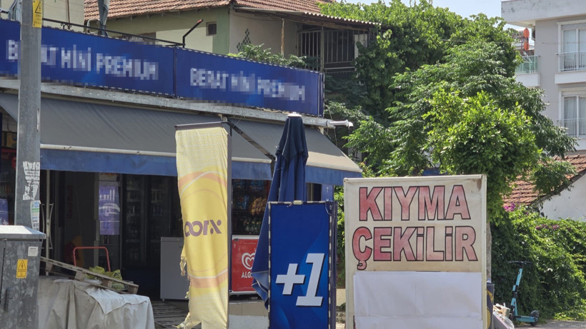 Yönetmelik de Dinlemiyorlar... Tekel Bayisine 'Kıyma Çekilir' Tabelası Astılar