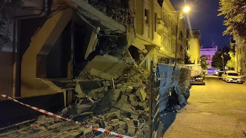 Avcılar'da Korkutan Olay: Bina Aniden Çöktü! Çevre Binalar da Boşaltıldı