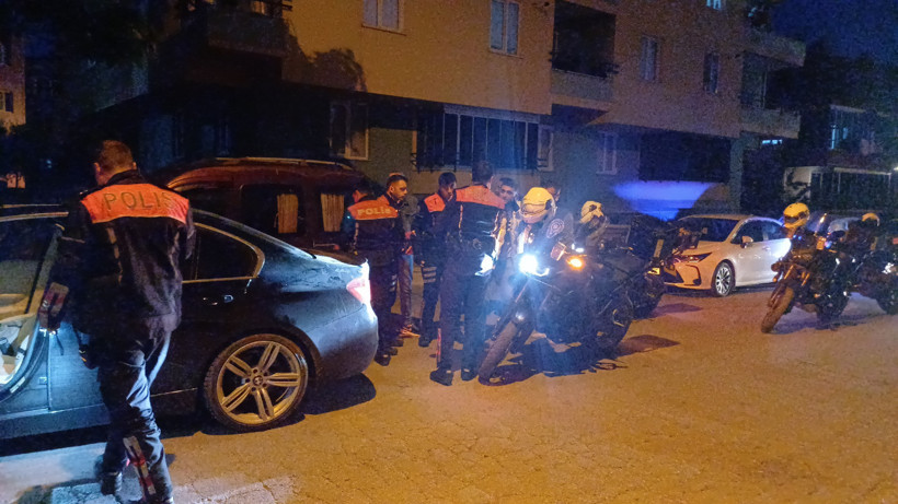 İki Grup Arasındaki Kavgada Silahlar Konuştu: 1'i Polis 2 Yaralı