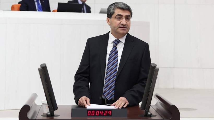 DEVA Partili Ekmen'den Mersin'deki Çevre Kirliliğine Tepki! "Sahile Ölü Balıklar Vuruyor"