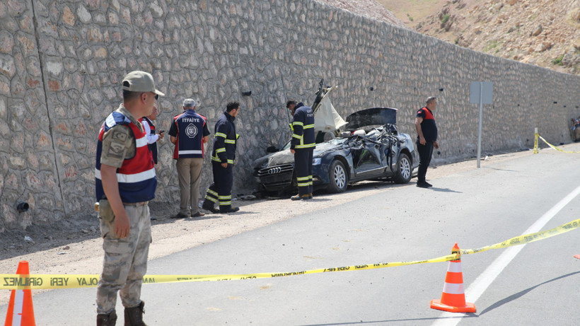 Siirt'te Otomobille Kamyon Çarpıştı! 4 Kişi Yaralandı