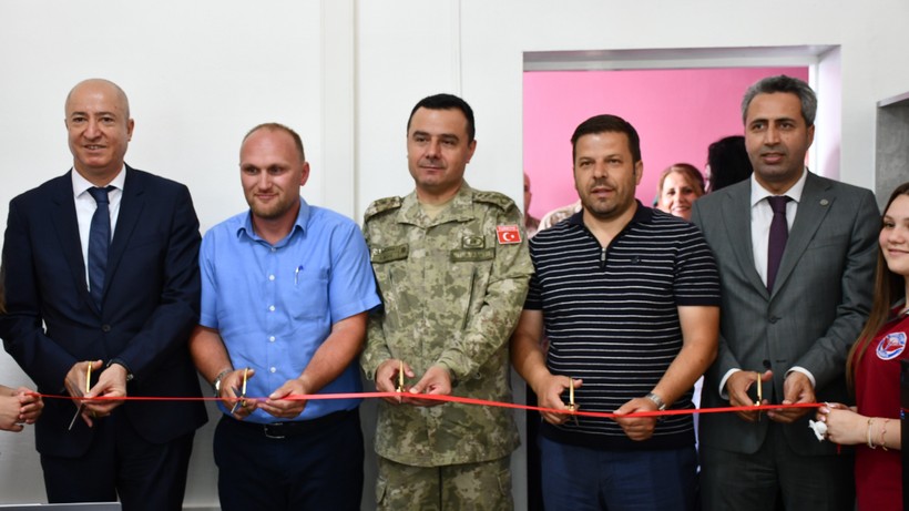 Türk Askerinden Kosova'da Eğitime Desrek İçin Bilgisayar Dershanesi