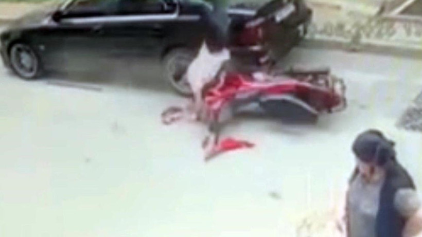 Sultangazi’de Motosiklet Kazası Kamerada: Sürücü Otomobile Çarpıp Savruldu