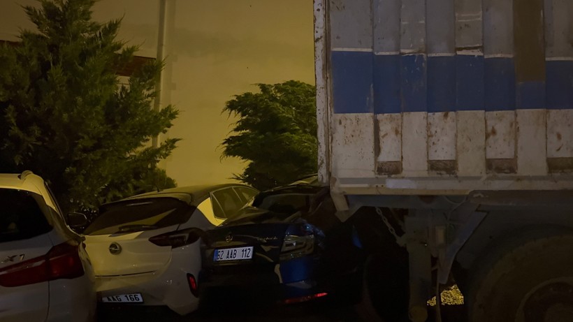 Tunceli’de Freni Patlayan Kamyon 5 Araca Çarptı