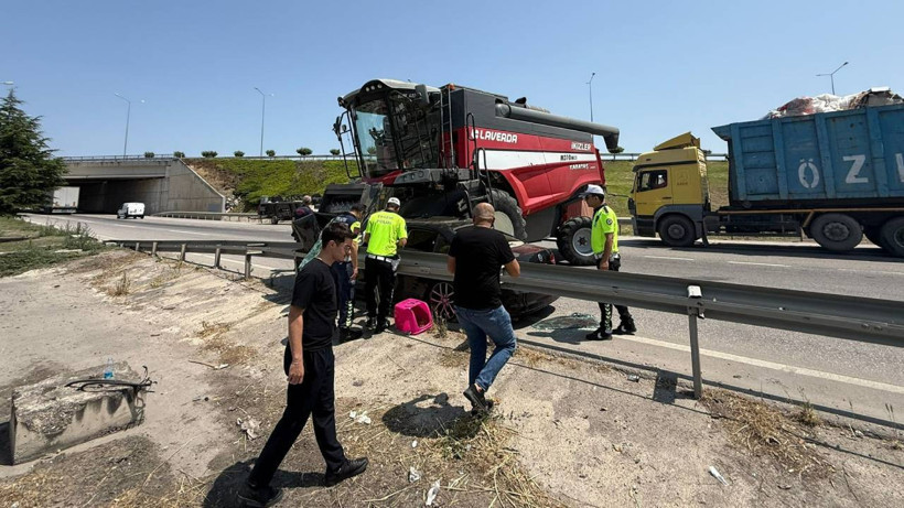 Otomobil Biçerdöverin Altına Girdi; 2 Yaralı