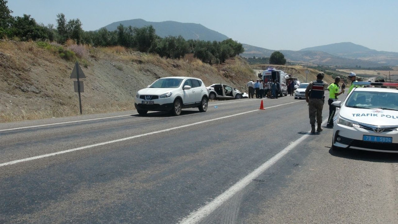 Otomobiller Kafa Kafaya Çarpıştı, 8 Kişi Yaralandı