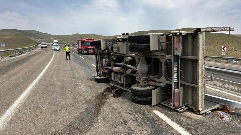 Van’da Kamyonet Devrildi, Sürücü Yaralandı