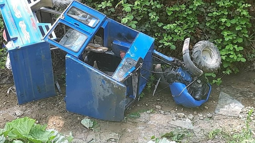 Sakarya'da Pat Pat, Dereye Devrildi: 2 Yaralı