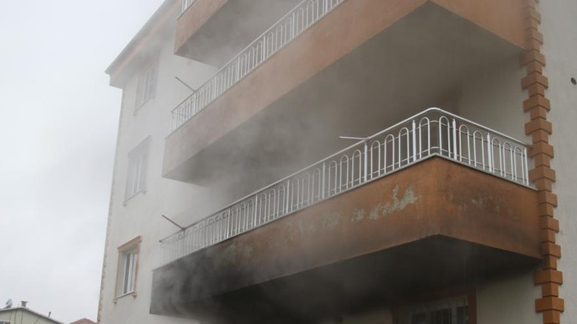 Uşak'ta 2 Katlı Evde Yangın Paniği