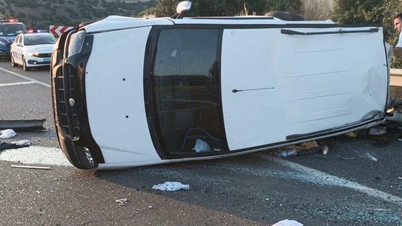Uşak'ta Ticari Araç Devrildi! 1 Ölü, Biri Bebek 4 Yaralı