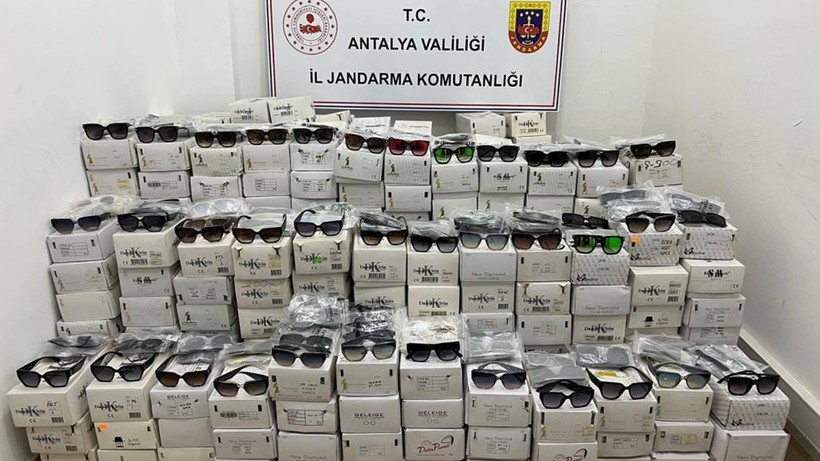 Antalya’da 16 Bin Tane Kaçak Güneş Gözlüğü Yakalandı