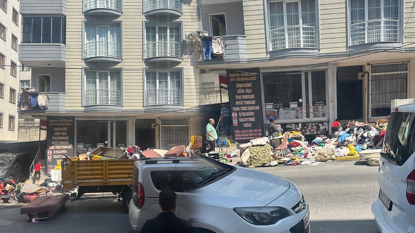 İstanbul'da 'Çöp Ev' Kabusu! Böcekler Apartmanı İstila Etti