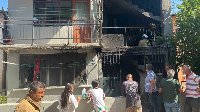 İzmir'de 4 Katlı Binada Yangın Paniği! Saatler Sonra Söndürüldü