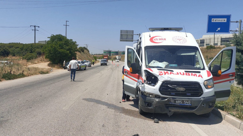 Ambulans Otomobile Çarptı: 1 Sağlıkçı Yaralandı, Hasta Sedyeden Düştü