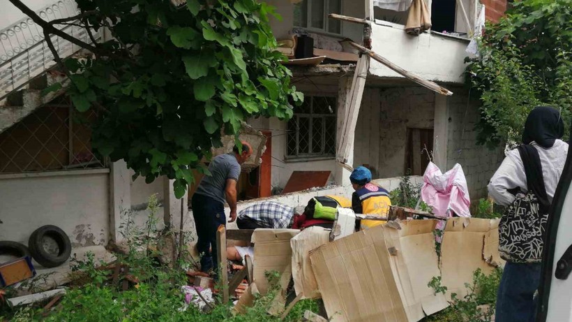 Tokat'ta Çöken Balkonun Altında Kalan Kişi Yaralandı