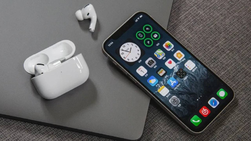 Akbank'tan Öğrencilere Karne Sürprizi: Ücretsiz iPhone, MacBook Air ve AirPods Max Verilecek