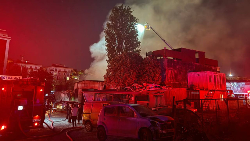İstanbul'da Oto Tamirhanesinde Yangın! 10 Araç Küle Döndü