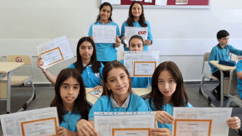 Okullarda 'Tatil Zili' Heyecanı: 20 Milyon Öğrenci Karne Alıyor