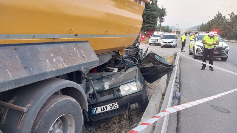 Burdur'da Otomobil Dorseye Çarptı: 1 Ölü 1 Yaralı