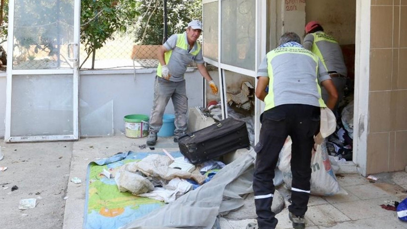 İki Ayrı Ev, 8 Kamyon Çöp!