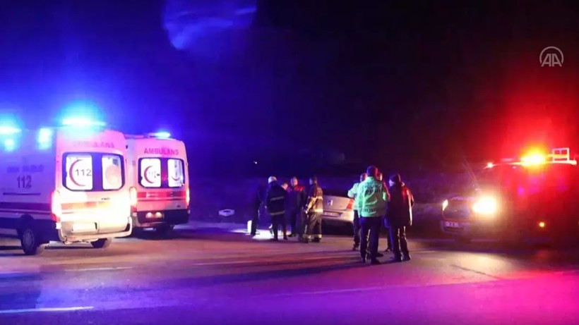 Kocaeli'de Otomobil Şarampole Devrildi