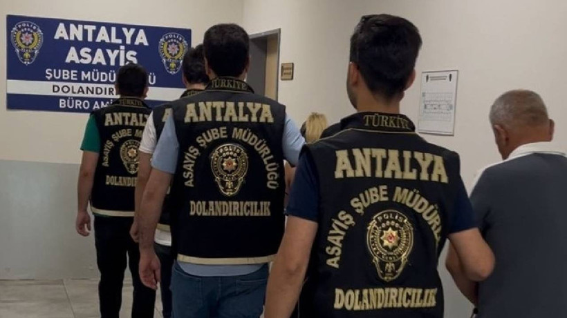 Antalya’da Kuyumculara Sahte Altın Satan 2 Kişi Tutuklandı