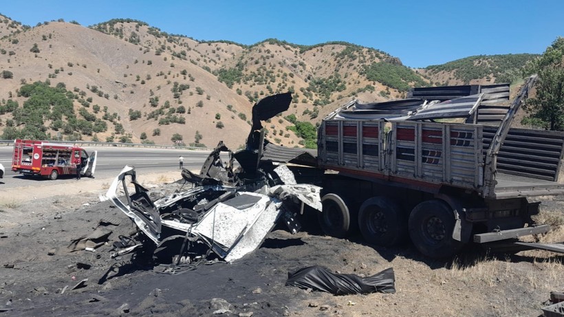 Bingöl Genç’te Demir Tozu Taşıyan Tır Devrildi: 1 Ölü